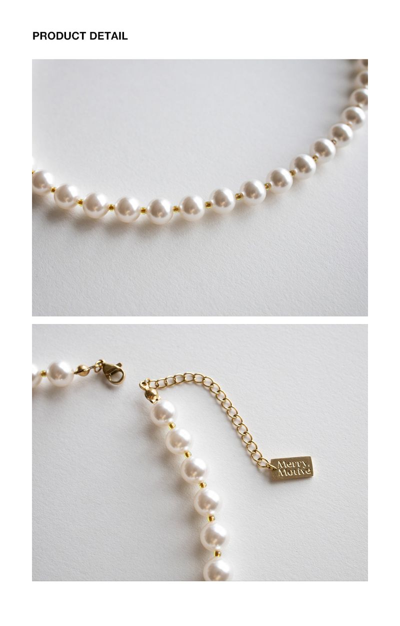 Voluminous white pearl necklace