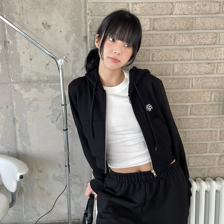 muahmuah（ムアムア）の「ロゴポイントトレーニングクロップフードジップアップ【セットアップアイテムあり】（トップス）」