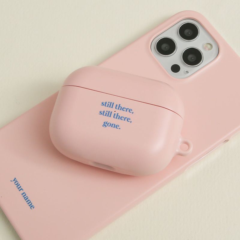 a3b3（エースリービースリー）の「シンプリーテキスト ライトピンク (Airpods マットケース)（スマホグッズ/小物）」