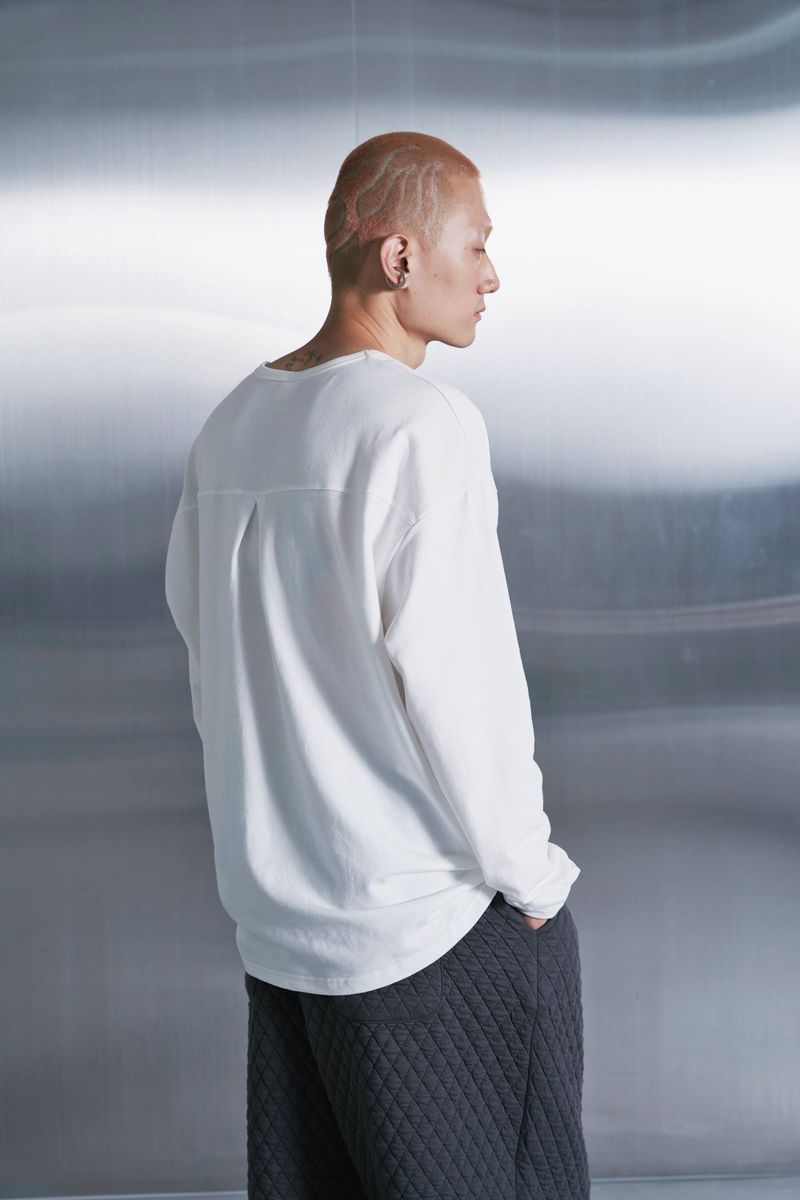 ESSENTIAL PLEAT U-NECK TEE (Off-White)