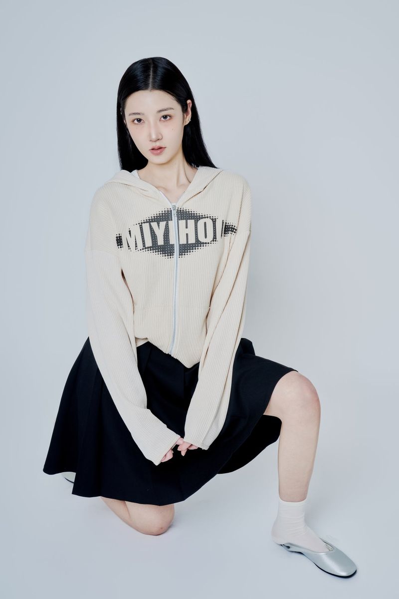 MIYHOO(ミワイフ)の「LOGO HOODIE KNIT ZIP-UP ( IVORY )(Tops)」