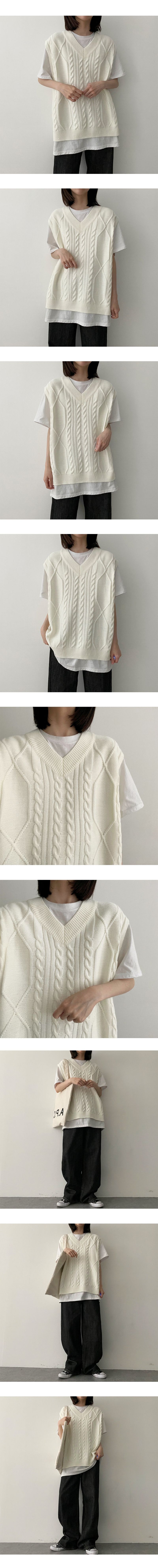 Etch Twisted V-knit vest