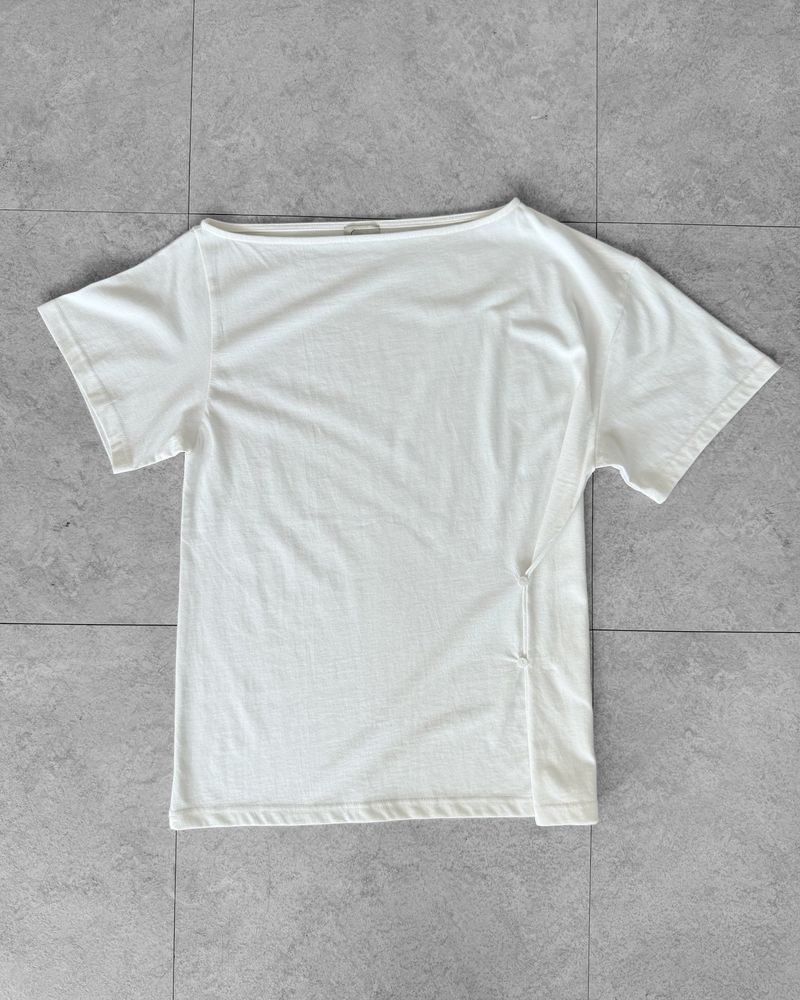 SLOW BUTTON OFF-SHOULDER T-SHIRT