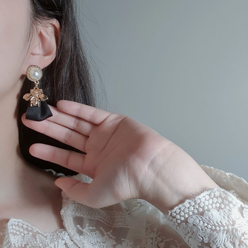 Classic Bee and Ribbon Piercing - Black