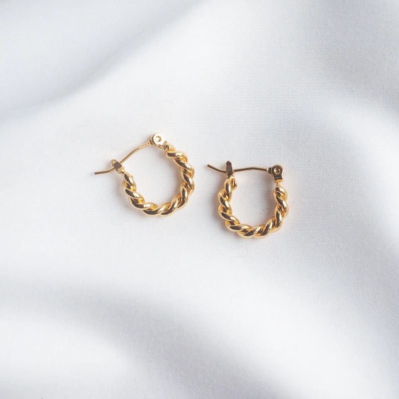 éclater（エクラテ）の「Tempeste Twist Hoop Earrings（Accessories）」
