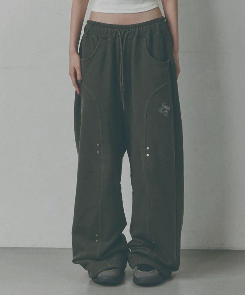 UPDRAFT（アップドラフト）の「カットアウト ライン リベット ウォッシュド トラックパンツ [Warm Grey]（パンツ）」