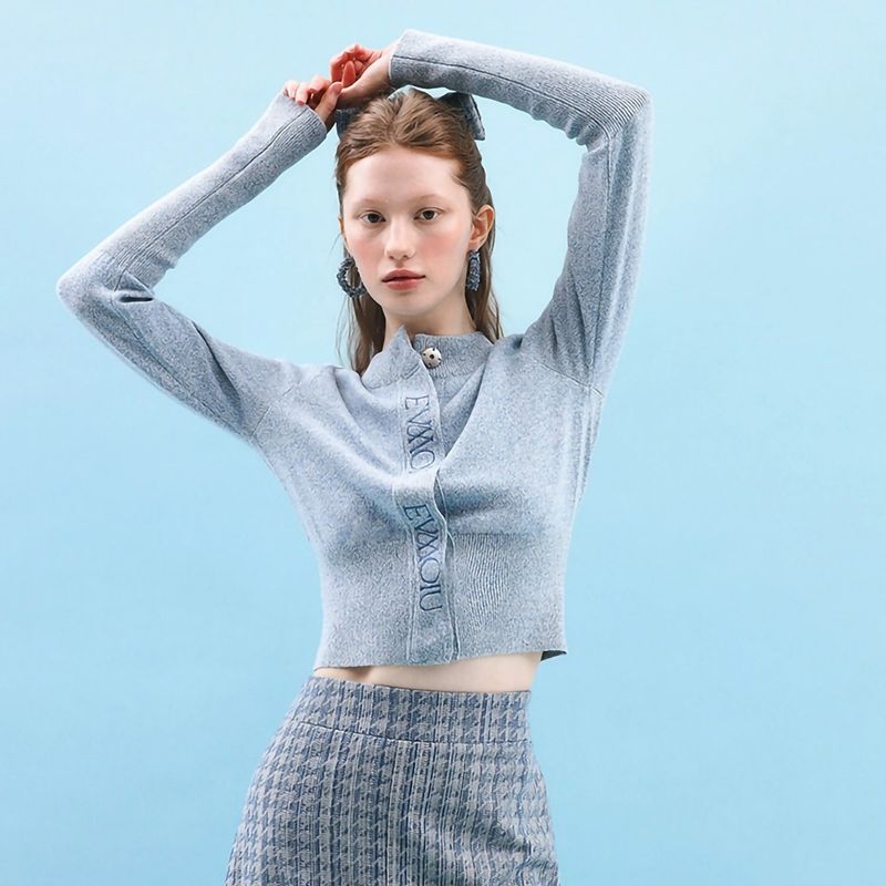 WOOL FITTED CROP CARDIGAN - LIGHT BLUE