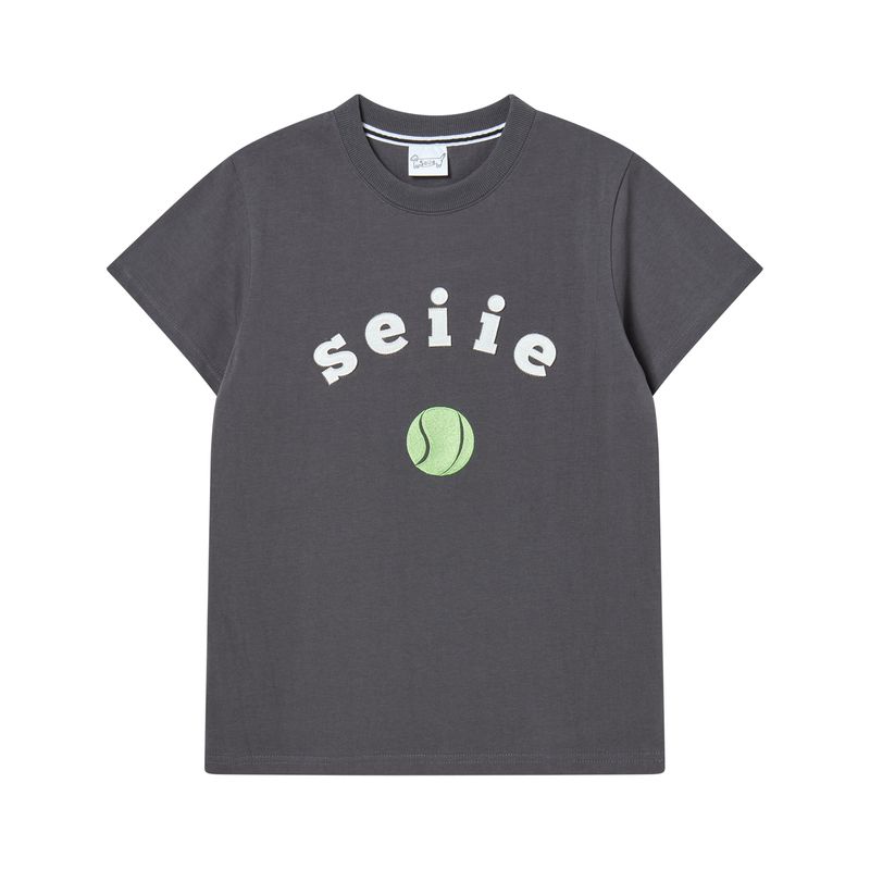 seiie(セイエ)の「Seiie テニスアップリケTシャツ スリムフィット チャコール(トップス)」