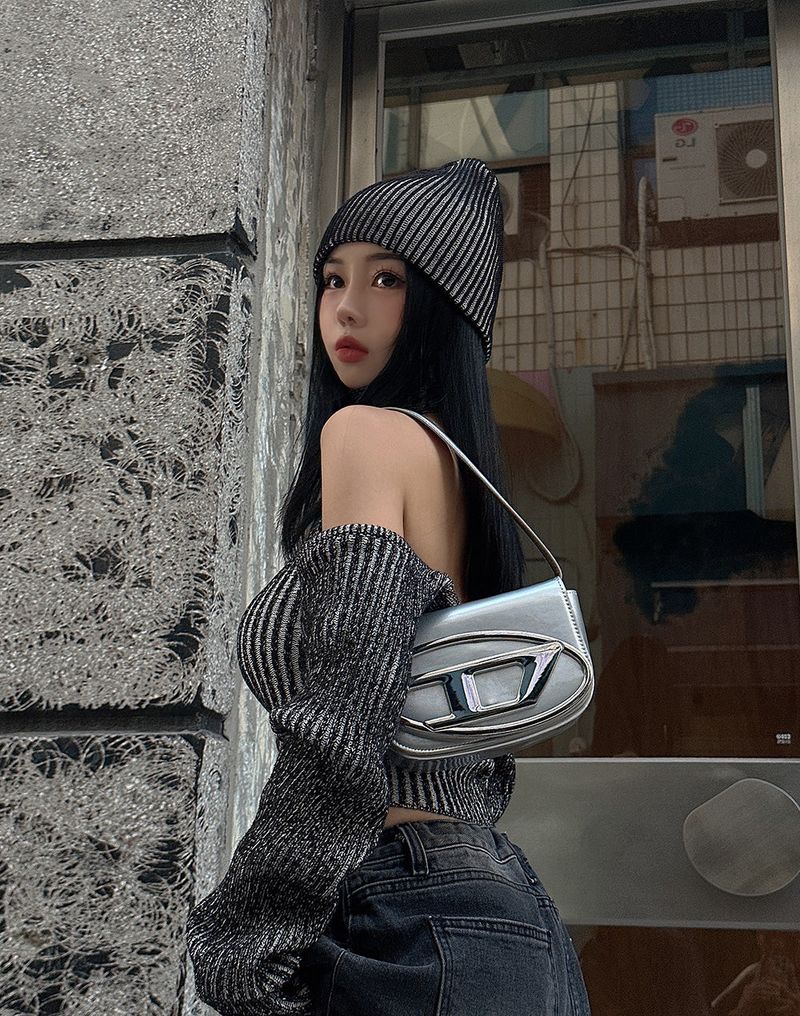 a two-tone ribbed beanie
