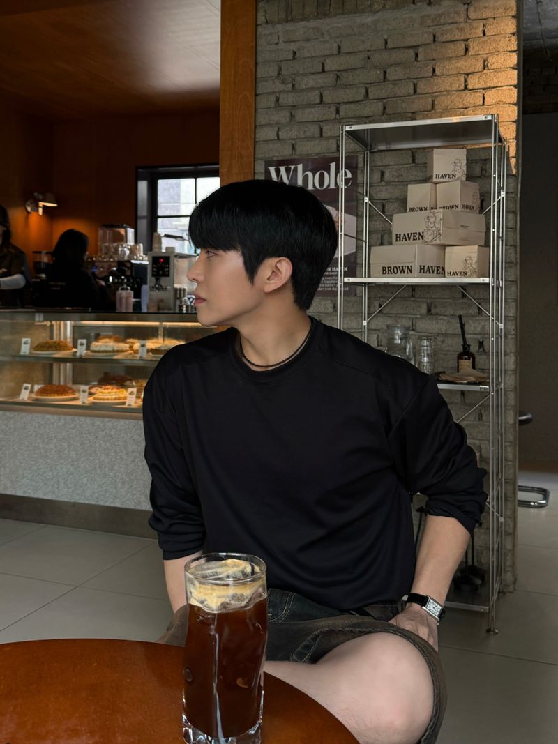 Broad shoulder cut line long sleeeve