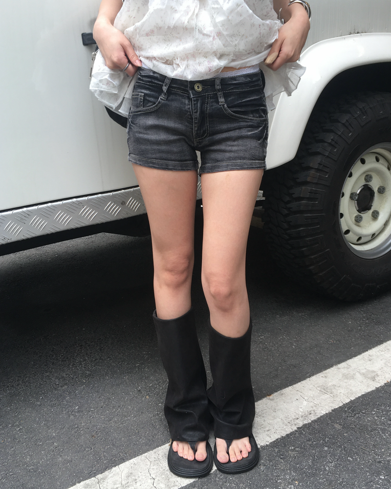 kyoive(コイブ)の「Lowrise dark denim short pants(Pants)」