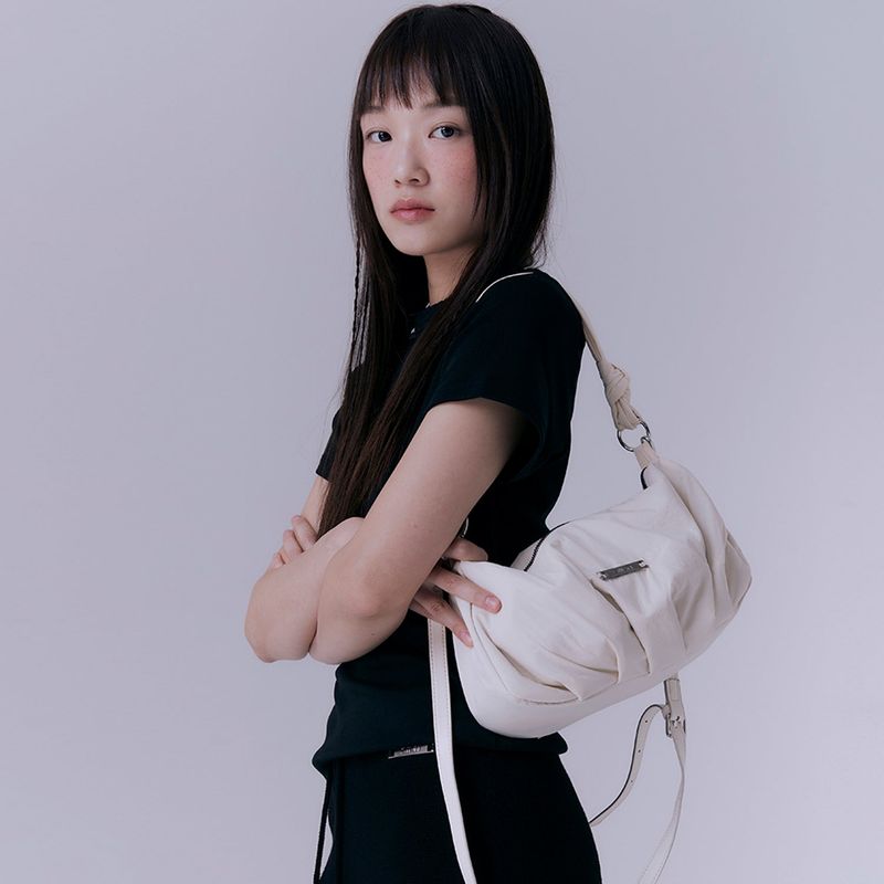 SILN（シルン）の「シャーリングナイロンショルダーバッグ (IVORY)（バッグ）」