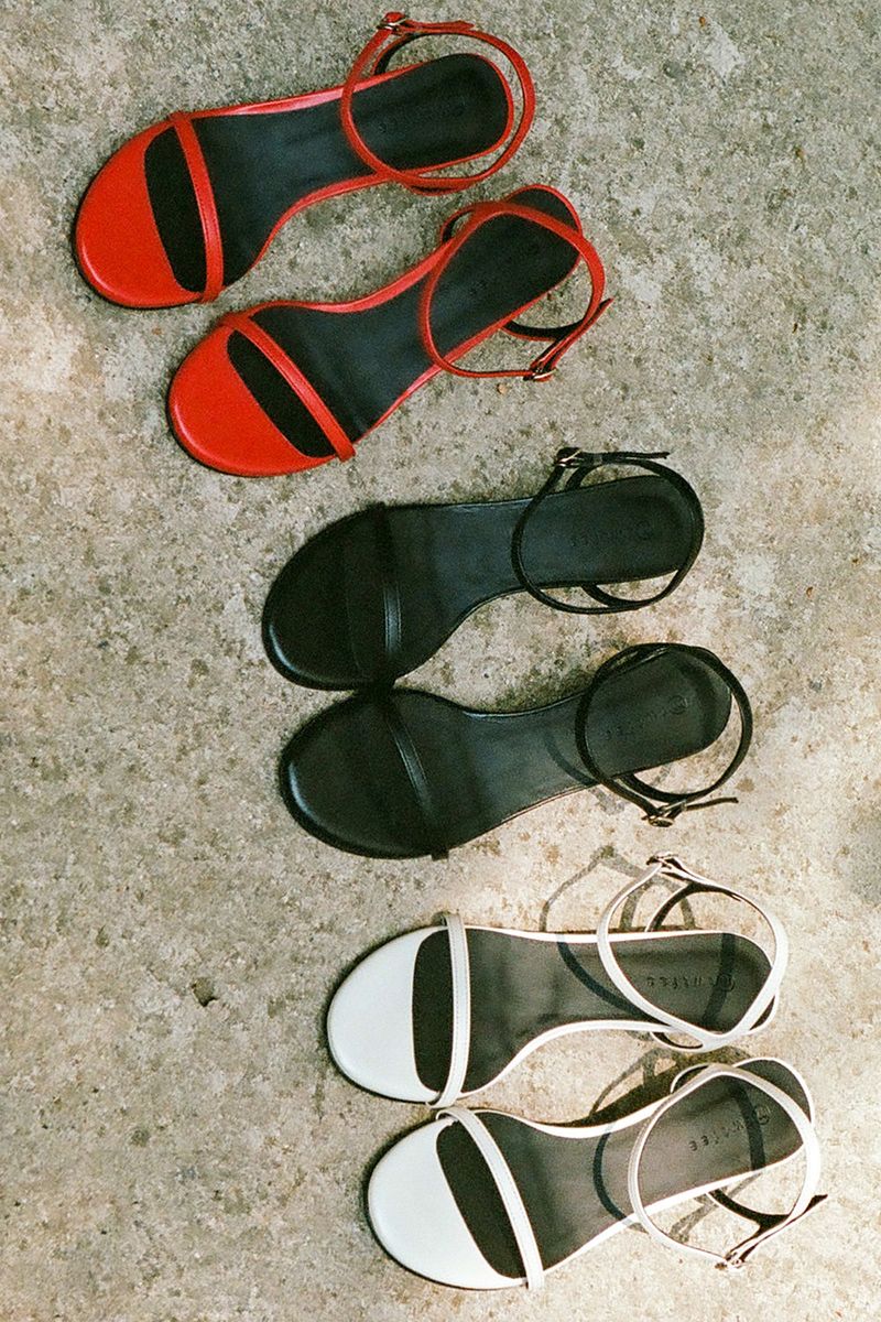 KITTEN STRAP SANDAL IN RED