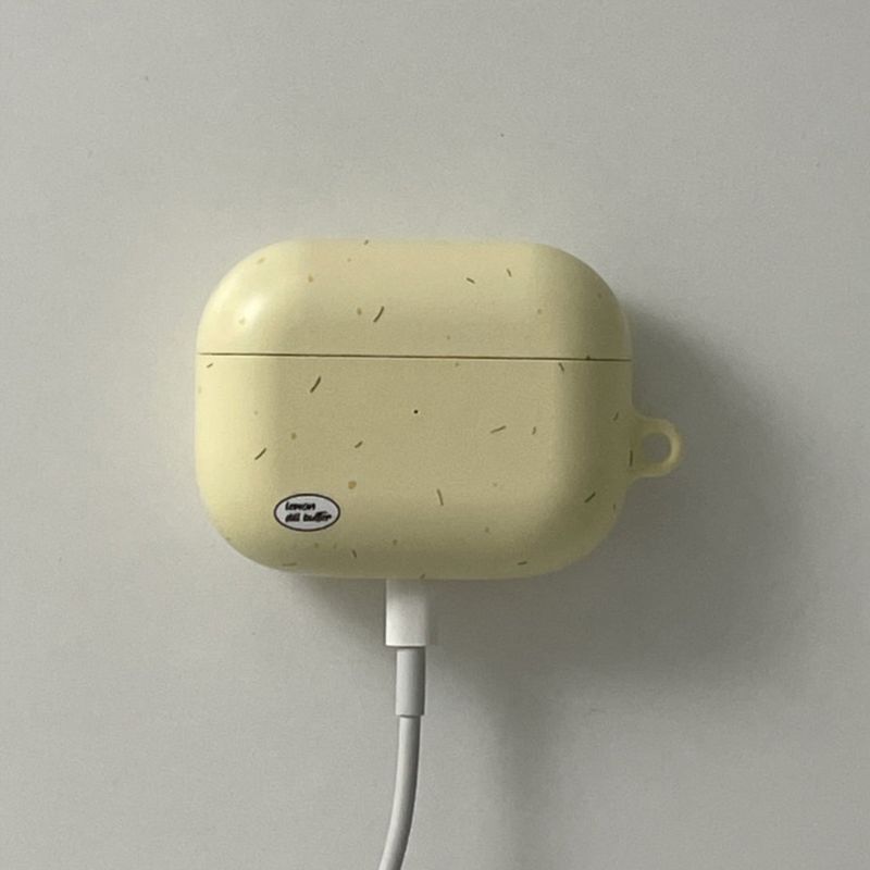 aeeg（エイグ）の「レモンディルバターエアーポッズケース（スマホグッズ/小物）」