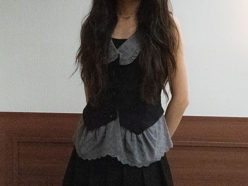 adorntie（アドオンタイ）の「チェリッシュボウベスト (ブラック)（トップス）」