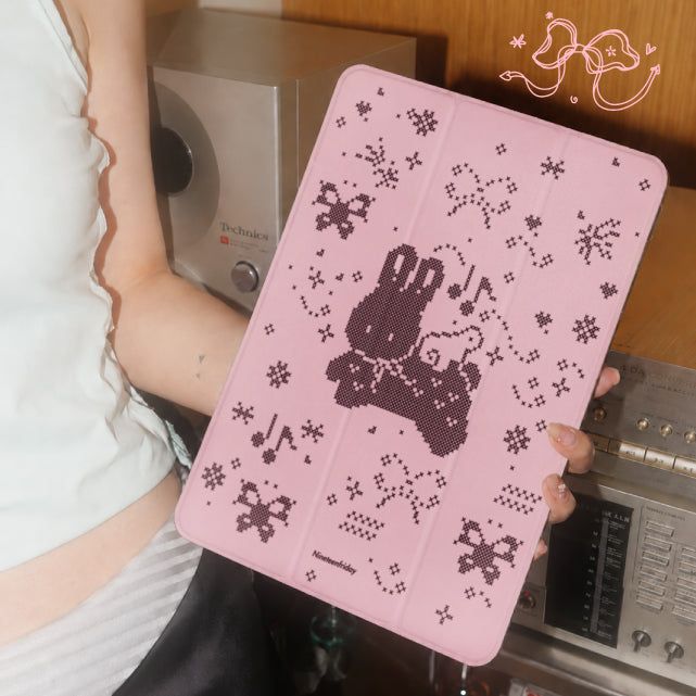 Nineteenfriday（ナインティーンフライデー）の「スティッチピクセルiPadカバーケース（スマホグッズ/小物）」