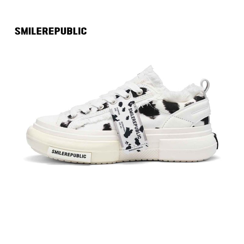 SMILEREPUBLIC（スマイルリパブリック）の「ホワイトブラック ダルメシアンプリント フリンジ ロートップ プラットフォーム スニーカー ユニセックス（シューズ）」
