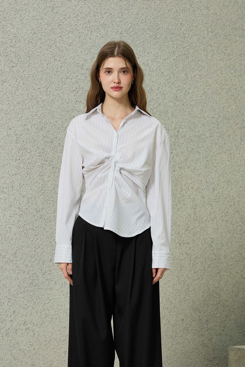 ARIKIM（アリキム）の「CELINA SLIM FIT STRIPE TWISTED SHIRT / WHITE（Tops）」