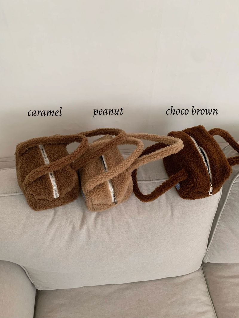 Handy pouch (furry peanut)