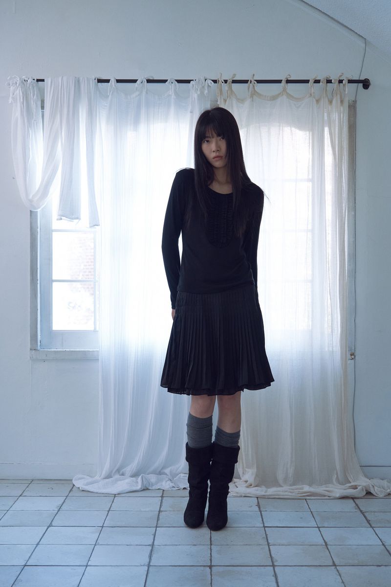 cream u-neck long sleeve_black