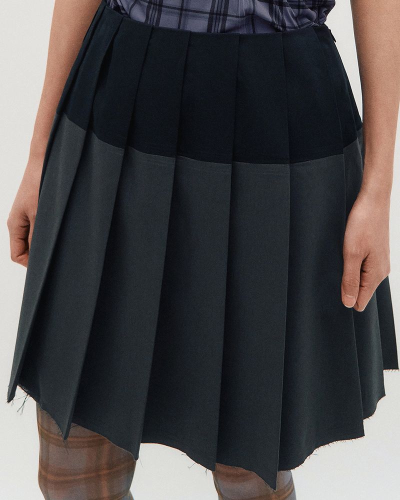 KIMZISU（キムジス）の「Raw Edge Colour Block Pleated Skirt _ NAVY（Skirts）」