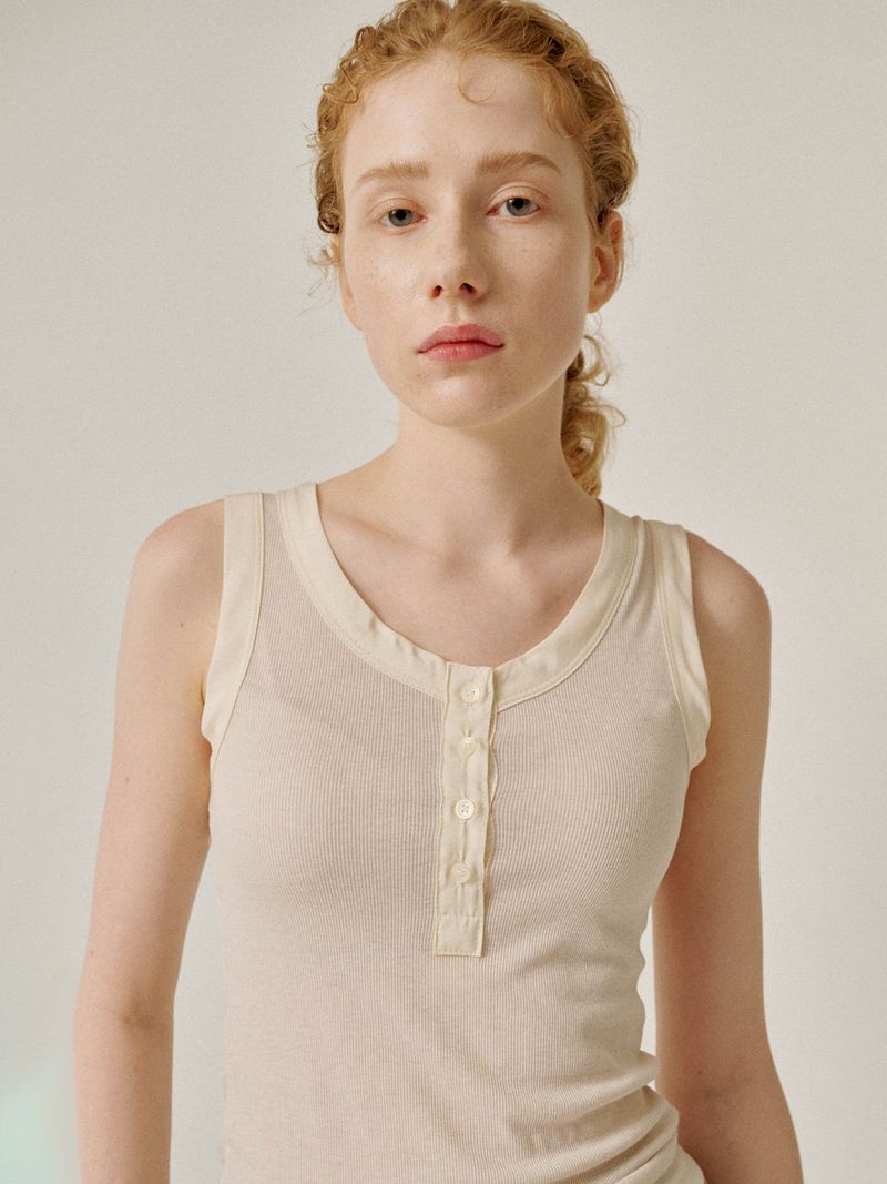 PLAT DU JOUR（プラドゥジュール）の「Botton sleeveless (Beige)（Tops）」