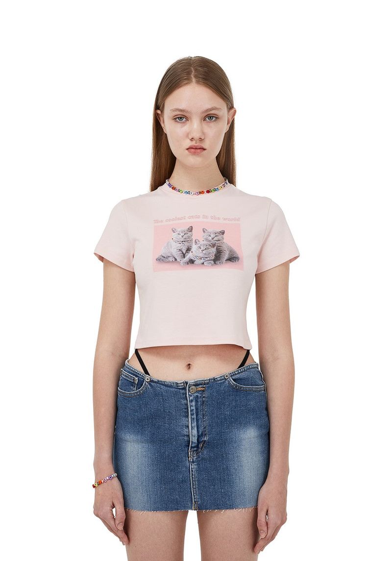 ITZAVIBE（イッザバイブ）の「[i-ts21-006] THREE CATS CROP T-SHIRT_PINK（Tops）」