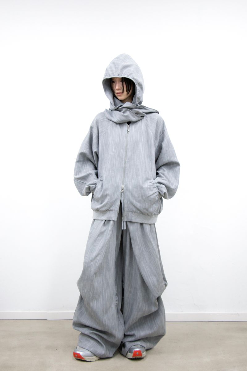 RELABEL (Menglian) デタッチャブルフーディドジャケットウィズサブトルストライプテクスチャーアンドウェービープリーツ, モダナイズド M-A1シルエット
