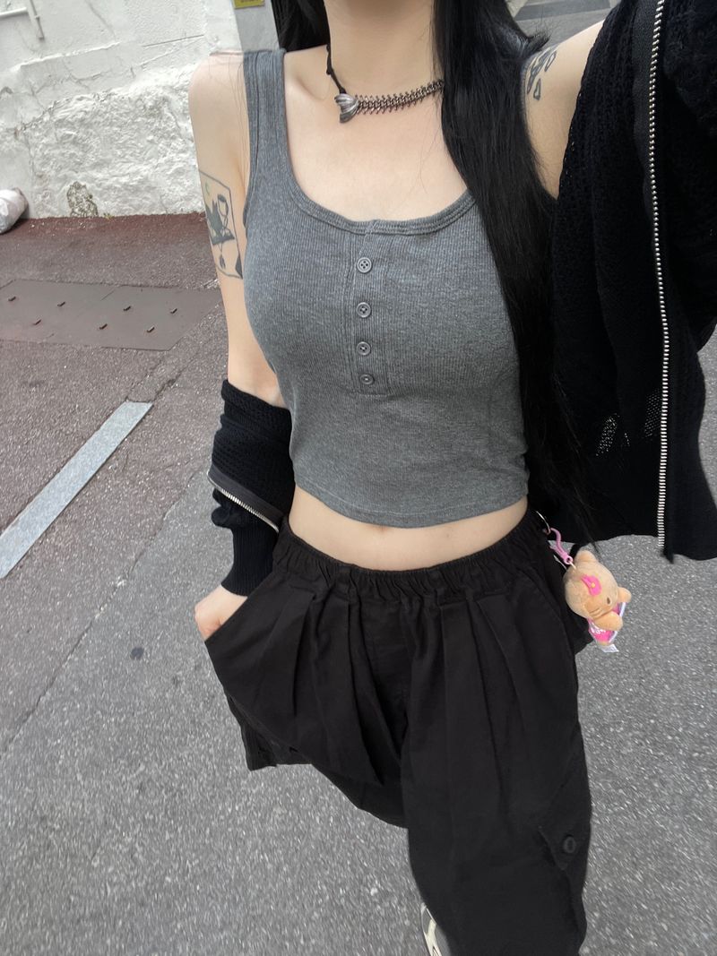 heenytsuki(ヒニツキ)の「Cropped ribbed button bra top(Tops)」
