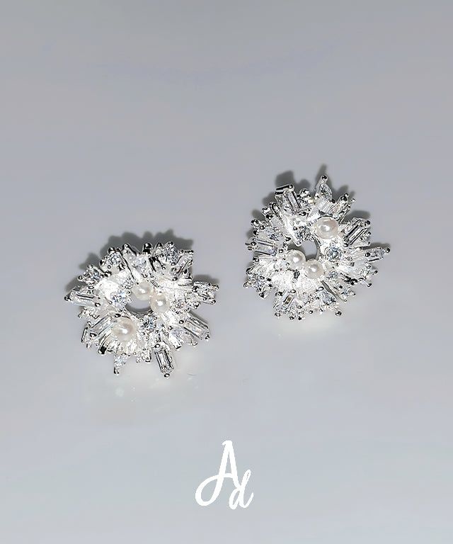 Adamdree（アダムドリー）の「フラワーホワイトキュービックピアス（アクセサリー）」