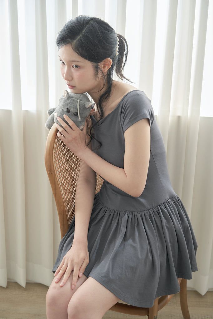 オープンショルダーギャザーミニドレス - dark grey