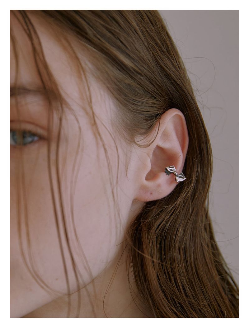 Mini Pleated Ribbon Earcuff (Antique Silver)