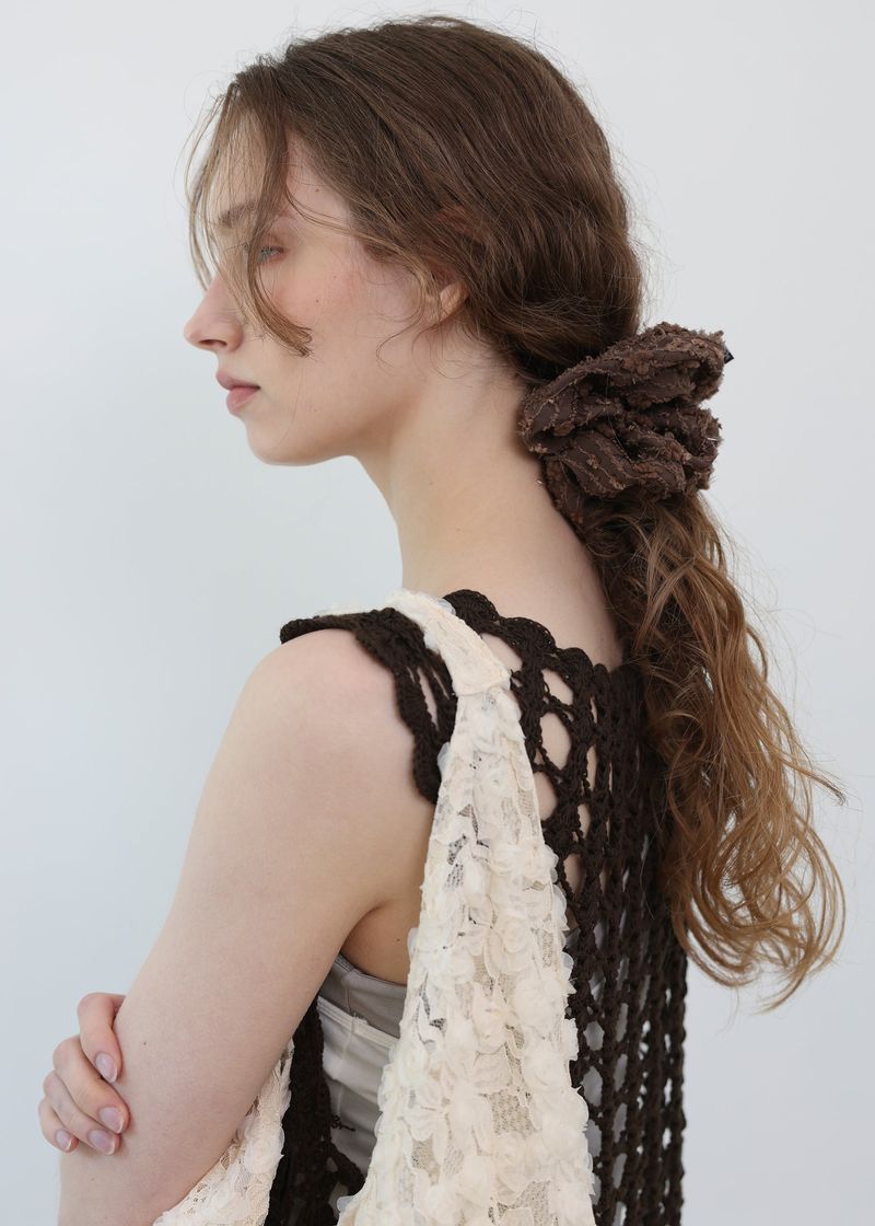 VOOR（ボル）の「レースフラワーストライプシュシュ_ラージ_ブラウン（ヘアアクセサリー）」