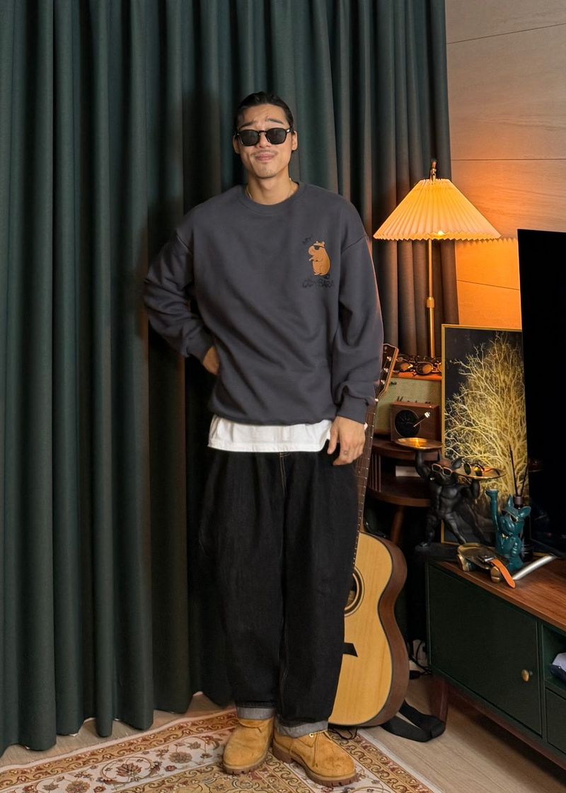 virstyle(ビルスタイル)の「Capybara Couple Sweatshirt 2COLOR(Tops)」