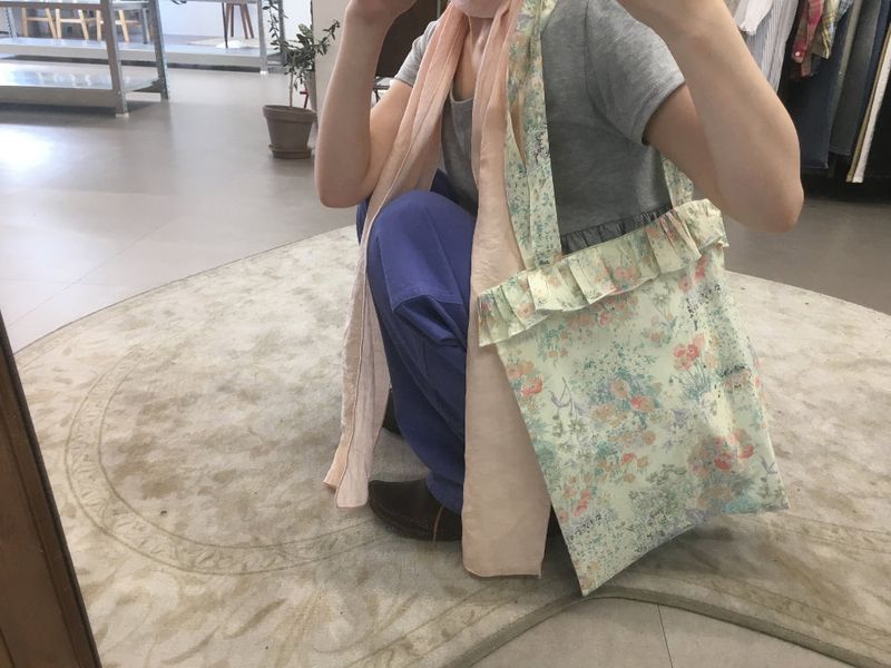 Flor Frill Shoulder Bag  (1color)