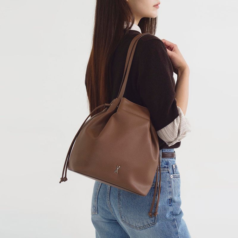 VARZAR（バザール）の「Sele Bucket Bag Medium Brown（Bags）」