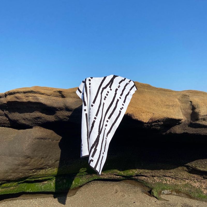 Étang knit blanket | White & Black