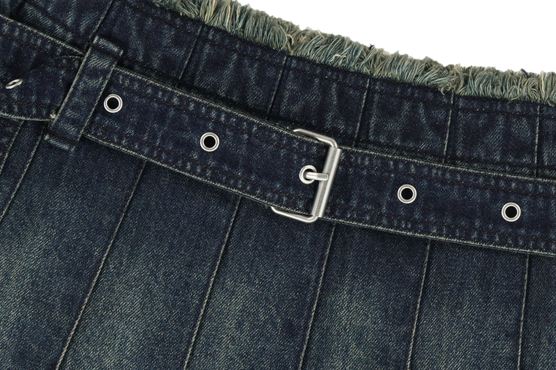 BUCKLE DENIM PLEATS SKIRT