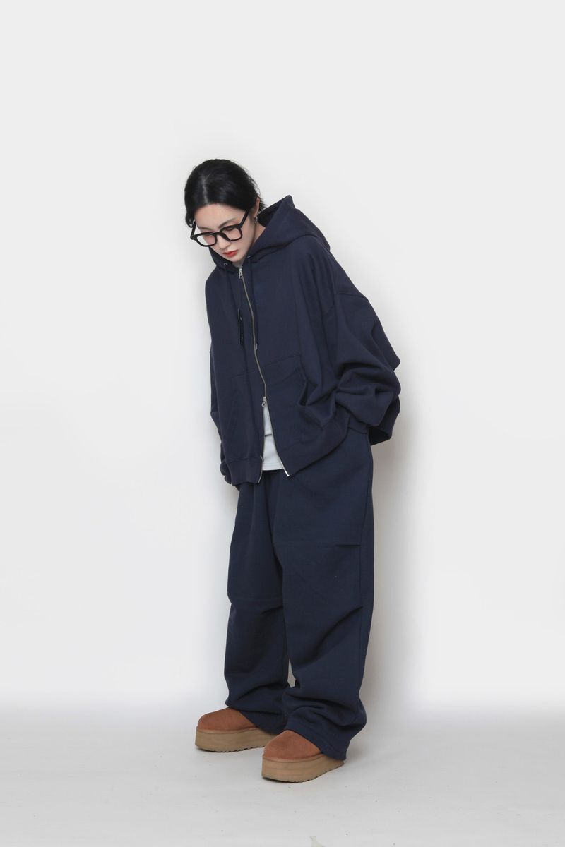Napping hand warmer hooded zip-up