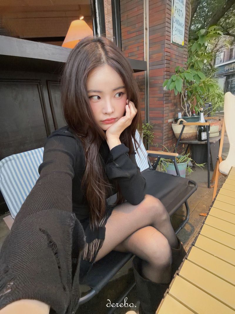 lip-mood black half-turtleneck dress