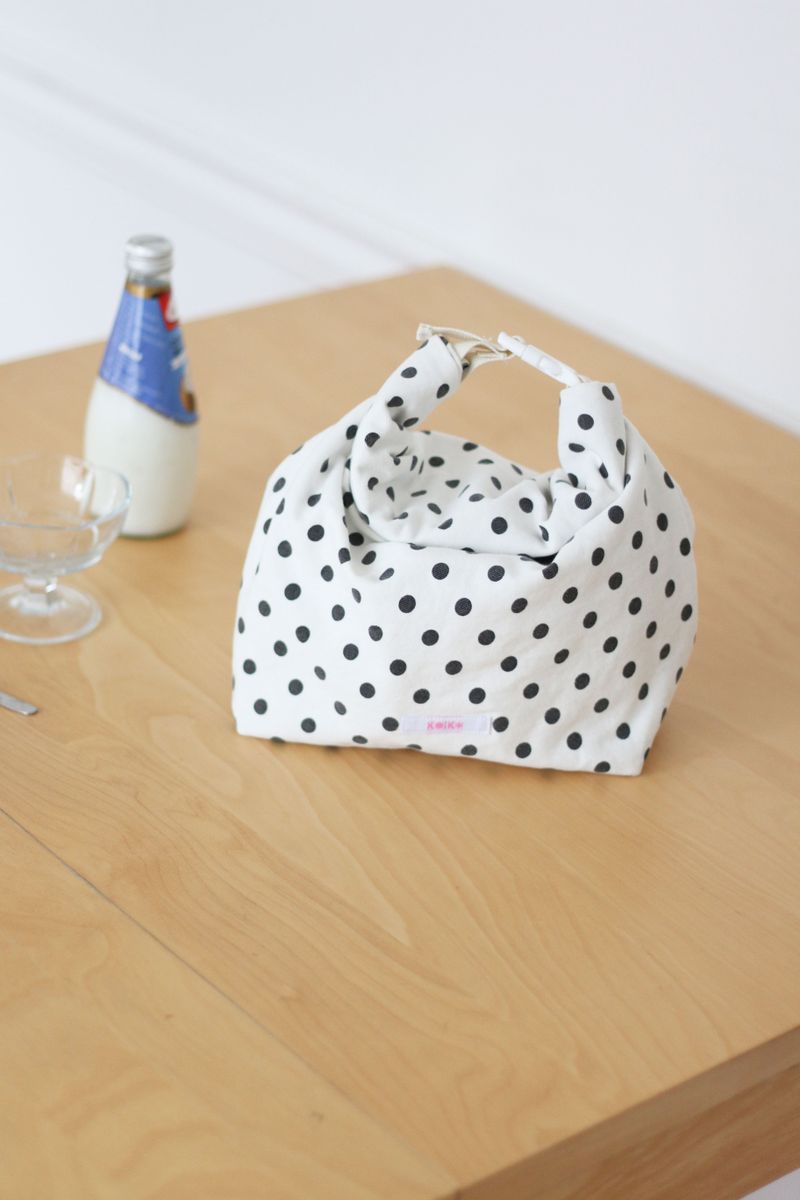 cozy lunch bag - white dot