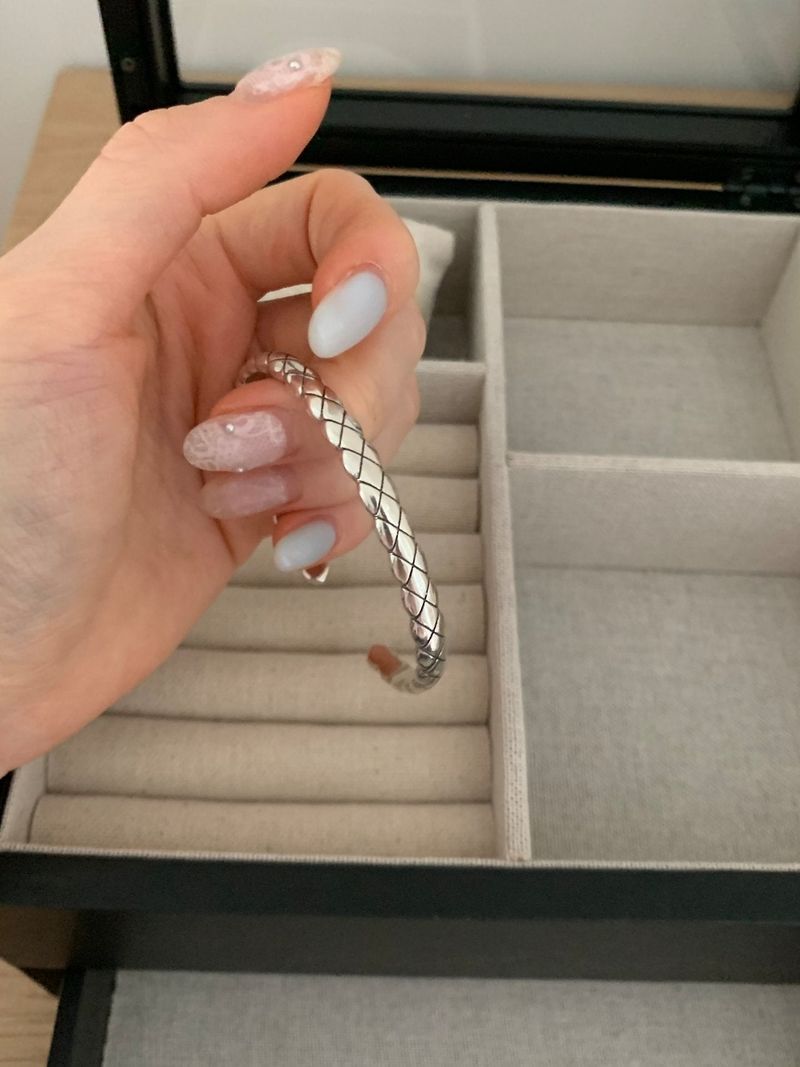Quiliting silver open bangle