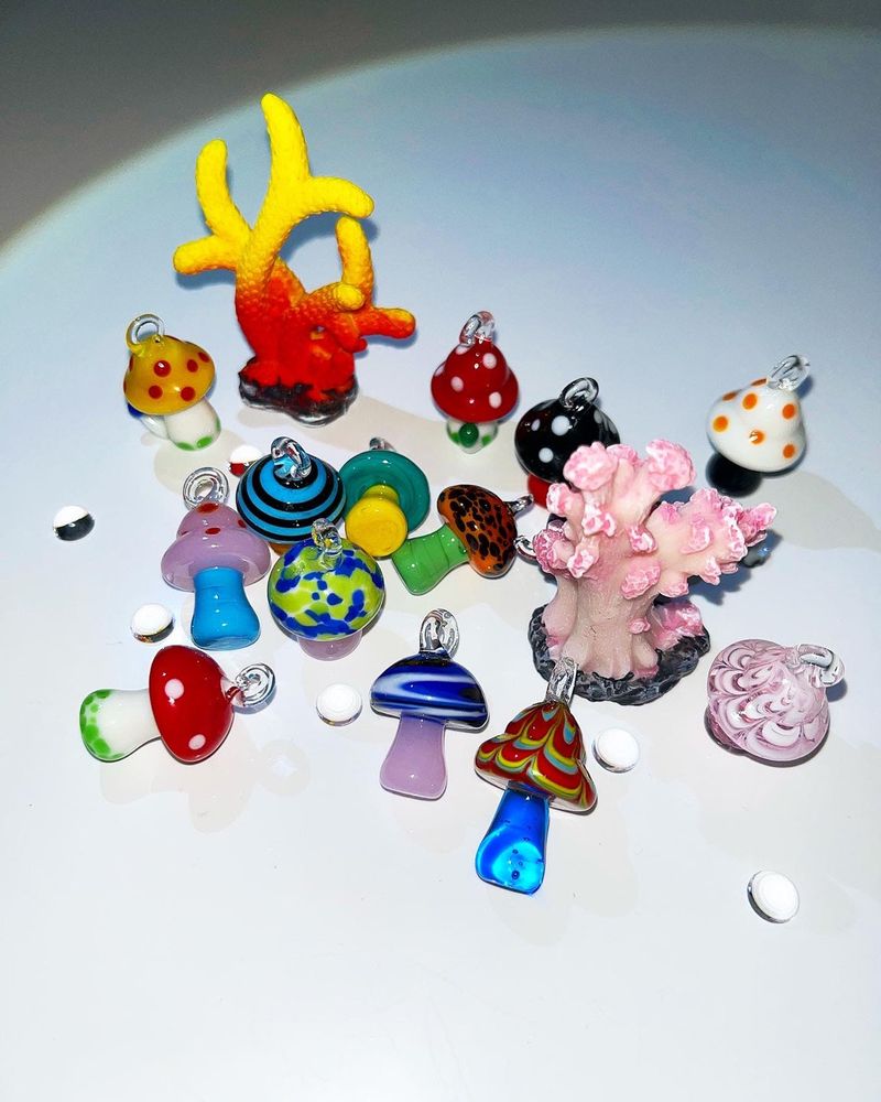 Trippy mushroom keychain