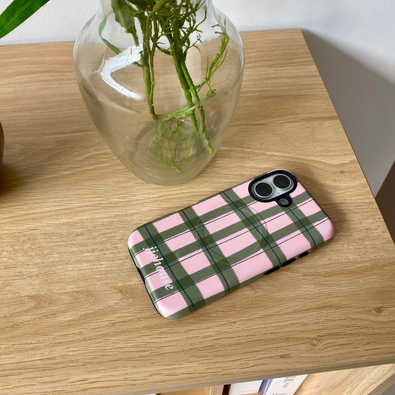 jjehouse（ジェイジェイハウス）の「ニットチェック柄スマホケース (MagSafe対応,耐衝撃)（スマホグッズ/小物）」