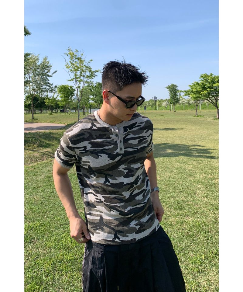 sobaq（ソバック）の「Camo Waffle Henley Neck Muscle Fit T-shirt（Tops）」