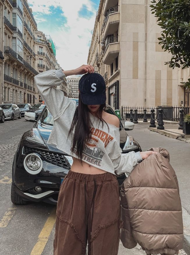 Mont cutting off-shoulder cropped sweatshirt