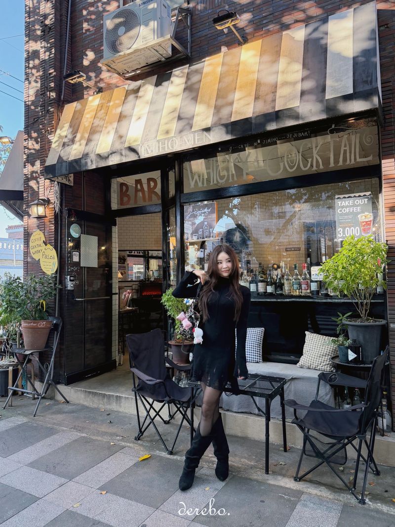 lip-mood black half-turtleneck dress