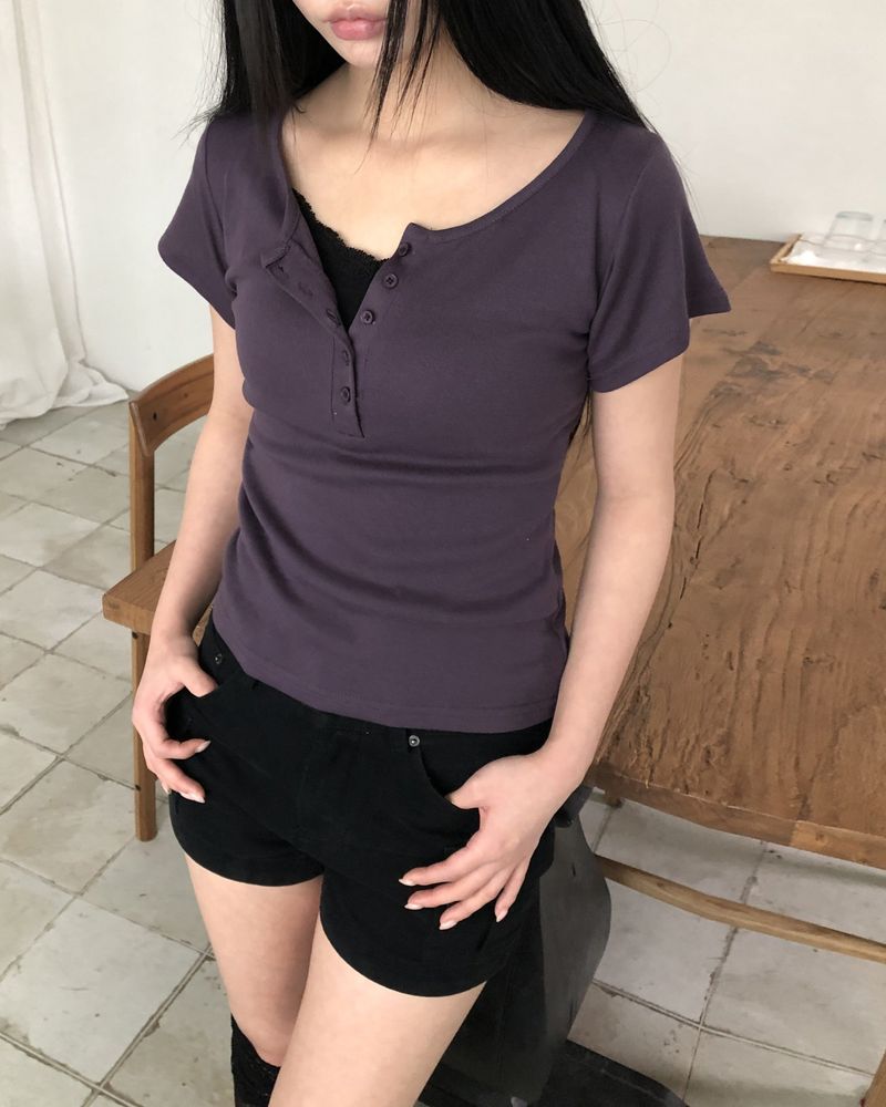 WONDER WONDER（ワンダーワンダー）の「ムロ ボタン ショートスリーブ Tシャツ（トップス）」
