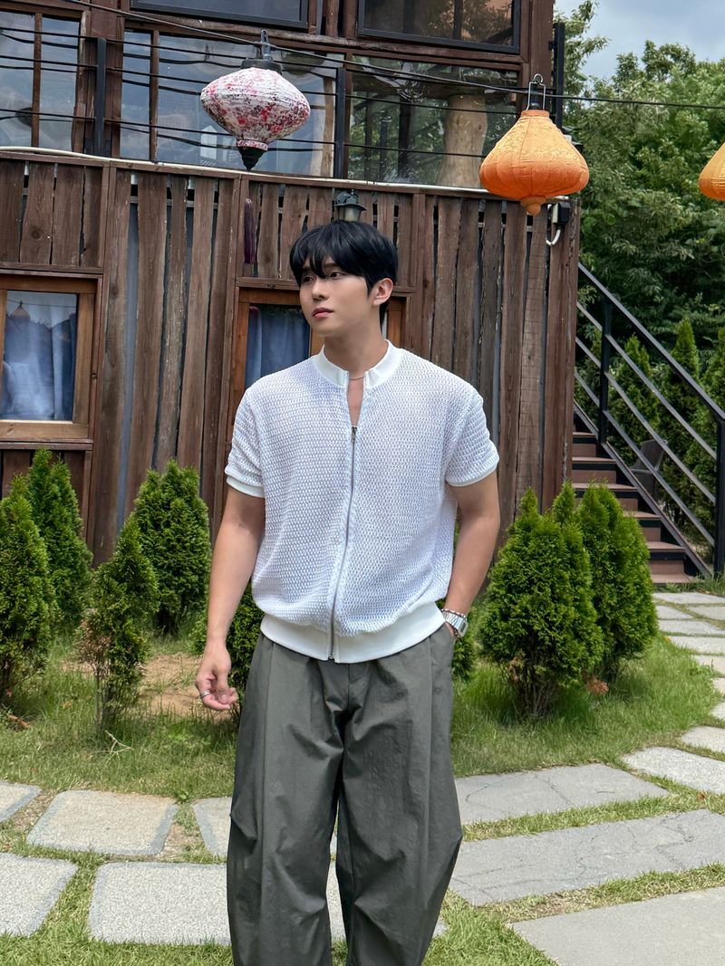 Half-neck punching zip-up cardigan