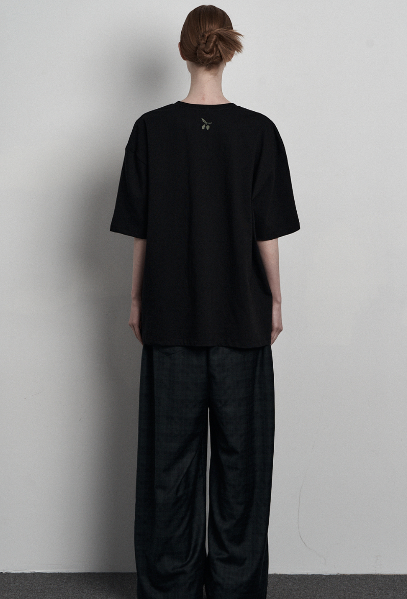 [mnem] olive print oversized t-shirt (black)
